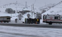Bitlis-Van Yolunda Minibüs Devrildi: 4 Yaralı