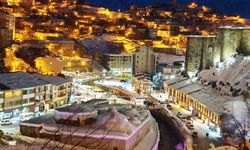 Bitlis’in Tarihi Dokusu Karlı Gece Manzarasıyla Göz Kamaştırıyor