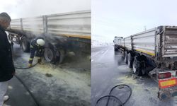 Van–Erciş Yolunda Seyir Halindeki Tırın Lastikleri Alev Aldı