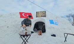 Bitlis'te bir esnaf biriken kar yığınlarından çay  evi yaptı