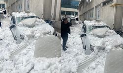 Bitlis'te çatıdan düşen kar kütlesi otomobili kullanılmaz hale getirdi