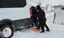 Tatvan Kaymakamı, Yolda Mahsur Kalanların İmdadına Yetişti