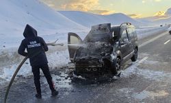 Van’da seyir halindeki kamyonet alevlere teslim oldu