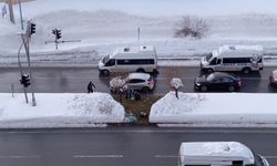 Bitlis’te ışıklarda ürünlerini satmaya çalışan yaşlı adama zabıta engeli