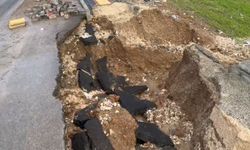 Diyarbakır'da sağanak sonrası yol ve kaldırım çöktü