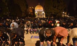 İşgalcilerin baskısına rağmen Aksa'da 60 bin kişilik direniş