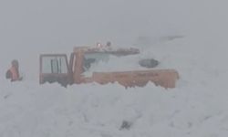 Muş kara yolunda çığ: İş makinesi göçük altında kaldı