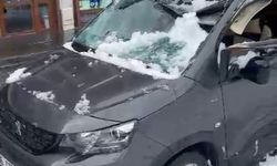 Bitlis’te Park Halindeki Aracın Üzerine Çatıdan Kar Kütlesi Düştü