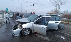 İki Otomobil Feci Çarpıştı: 1 Ölü, 4 Yaralı