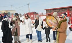 Tatvan’da Kursiyer Kadınlar Kızakla Kaydı, Halay Çekti