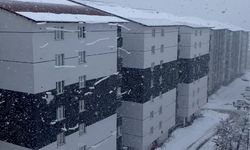 Bitlis’te Çatıdan Caddeye Kayan Kar Kütleleri Böyle Görüntülendi