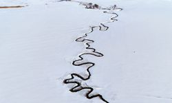 Kar Altındaki Menderesler Kartpostallık Görüntüler Sundu