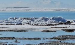 Adilcevaz Arin Gölü’nde Buz Dalgaları Sahili Kapladı