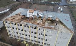 Fırtına okul çatısını uçurdu: Eğitime ara verildi