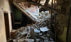 Van'da 2 katlı evin toprak damı çöktü