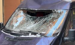 Çatıdan düşen kar kütlesi seyir halindeki minibüse zarar verdi
