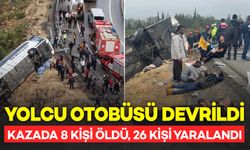 Yolcu otobüsü bariyerlere çarparak devrildi: 8 ölü, 26 yaralı