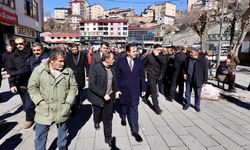Bitlis Valisi Karakaya, Ulu Camii’nde Kılınan Cuma Namazı Sonrası Vatandaşlarla Buluştu