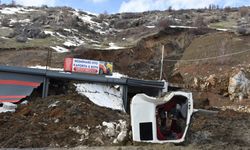 Bitlis’te İş Yerlerinin Üzerine Heyelan Düştü: O Anlar Kamerada!