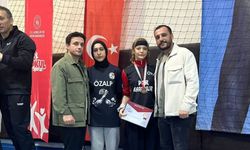 Vanlı öğrenci bilek güreşinde Türkiye üçüncüsü oldu