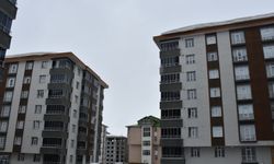 Bitlis’te site sakinlerinden çatılarda biriken kar tepkisi