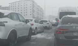 Bitlis’te Kar Yağışı Trafiği Kilitledi