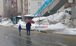 Sağanak Yağış Bitlis’te Yolları Göle Çevirdi: Vatandaşlar Yetkililere Tepki Gösterdi