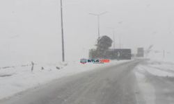 Bitlis’te kontrolden çıkan tır yan yattı