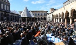 Ramazan ayının ilk cumasında binlerce kişi 5. Harem-i Şerif’te saf tuttu