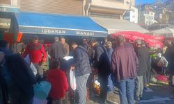 Bitlis’te İndirimi Duyan Vatandaşlar  Manava Akın Etti