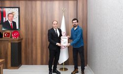 Ökkeş Gül’ün 'Uzuntaş Köyünde An' Çalışması ÖğretmenİZ Dergisi’nde Yer Aldı