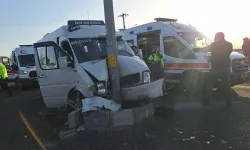 İşçi Servisi Direğe Çarptı: 15 Yaralı