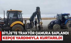 Bitlis'te Çamura Saplanan Traktör Kepçeyle Kurtarıldı