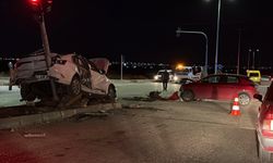 İki Otomobil Kafa Kafaya Çarpıştı: 3 Yaralı