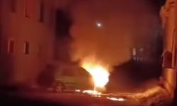 Van'da park halindeki otomobil yandı