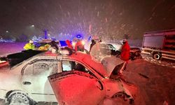 Bitlis'te iki otomobil çarpıştı: 2’si çocuk 7 kişi yaralandı