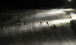 Bitlis’te İftar Sonrası Gece Kayağı Keyfi