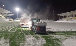 Bitlis’te Karla Kaplı Stadyum Maça Hazır Hale Getirildi