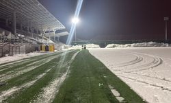 Bitlis Spor'un Bugün Maçı Var: Stadyumda Kar Temizliği Yapıldı