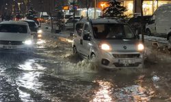 Hakkari’de caddeler göle döndü, otomobiller adeta suda yüzdü