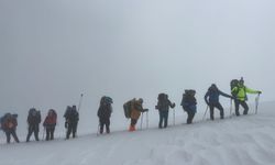 Bitlis'te zirve tırmanışına kar ve tipi engeli