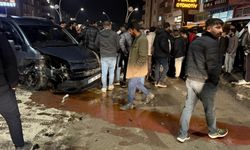 Van'da otomobil ve kamyonet çarpıştı: 2 yaralı