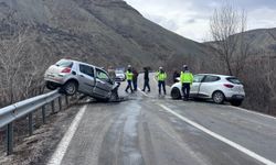 İki Otomobil Kafa Kafaya Çarpıştı: 4 Yaralı