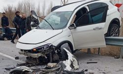 Van’da feci kaza: Otomobil bariyerlerde asılı kaldı, 4 yaralı