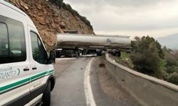 İki tır kafa kafaya çarpıştı: 1 ölü