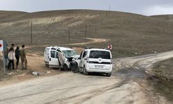 İki otomobil kafa kafaya çarpışma: 4 kişi yaralandı