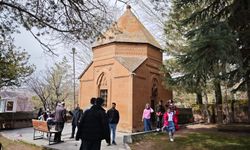 Bayramda Ahlat’a ziyaretçi akını: Türbe dolup taştı