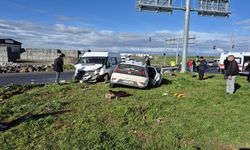 Öğrenci servisi ile otomobil çarpıştı: 13 yaralı