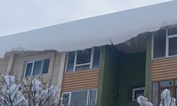 Bitlis’te çatılardaki buz ve kar kütleleri tehlike saçıyor