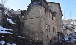 Bitlis'te unutulmaya yüz tutan tarihi evler bir bir yıkılıyor